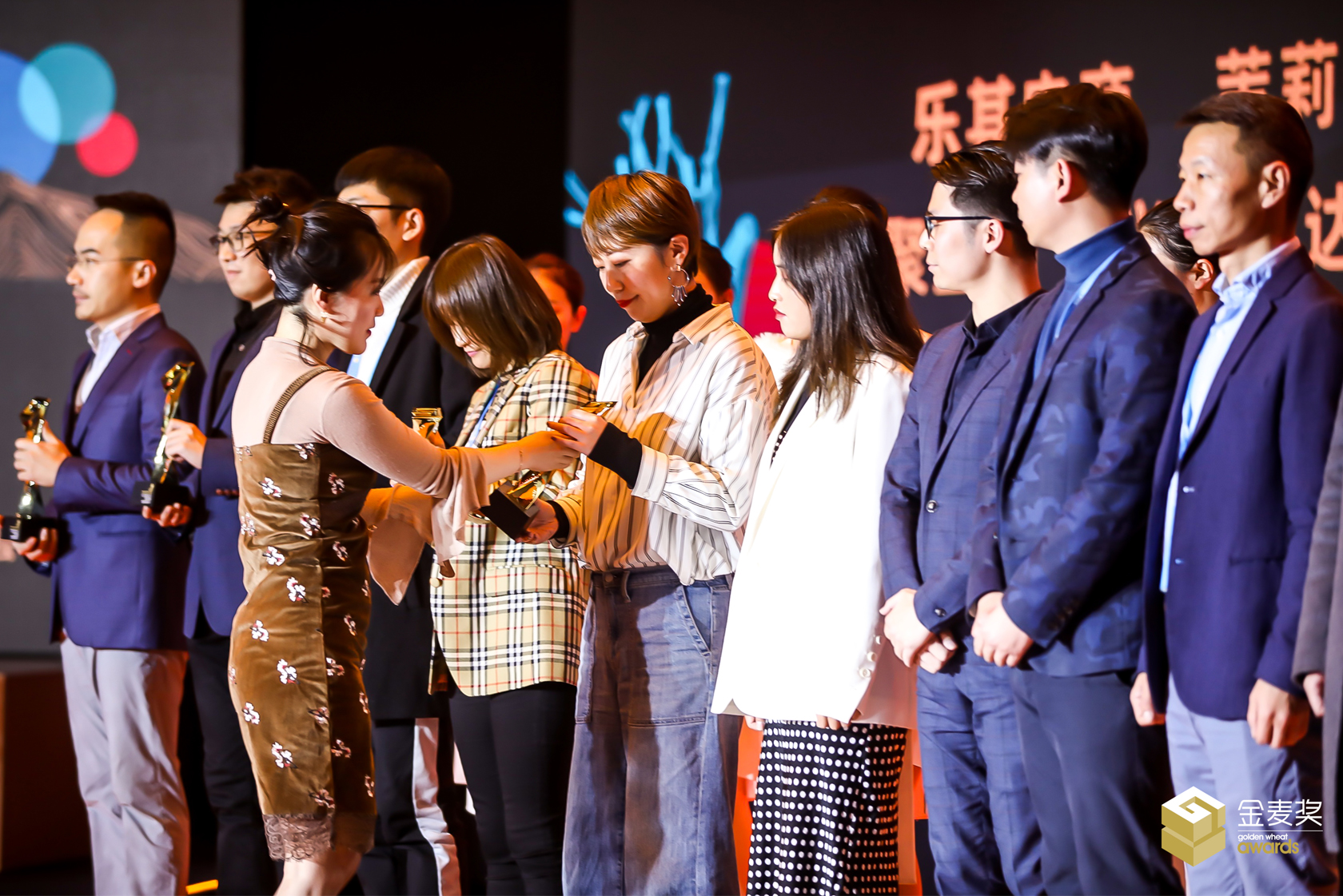 嘉賓為金麥獎最佳營銷服務獎獲獎機構代表頒獎