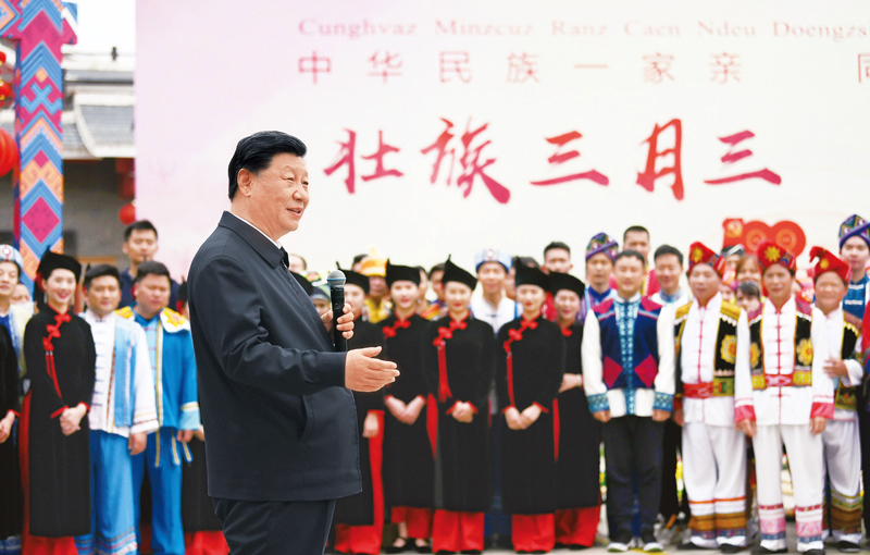 習總書記在廣西民族博物館外同參加歌圩節文化活動的各族群眾交流
