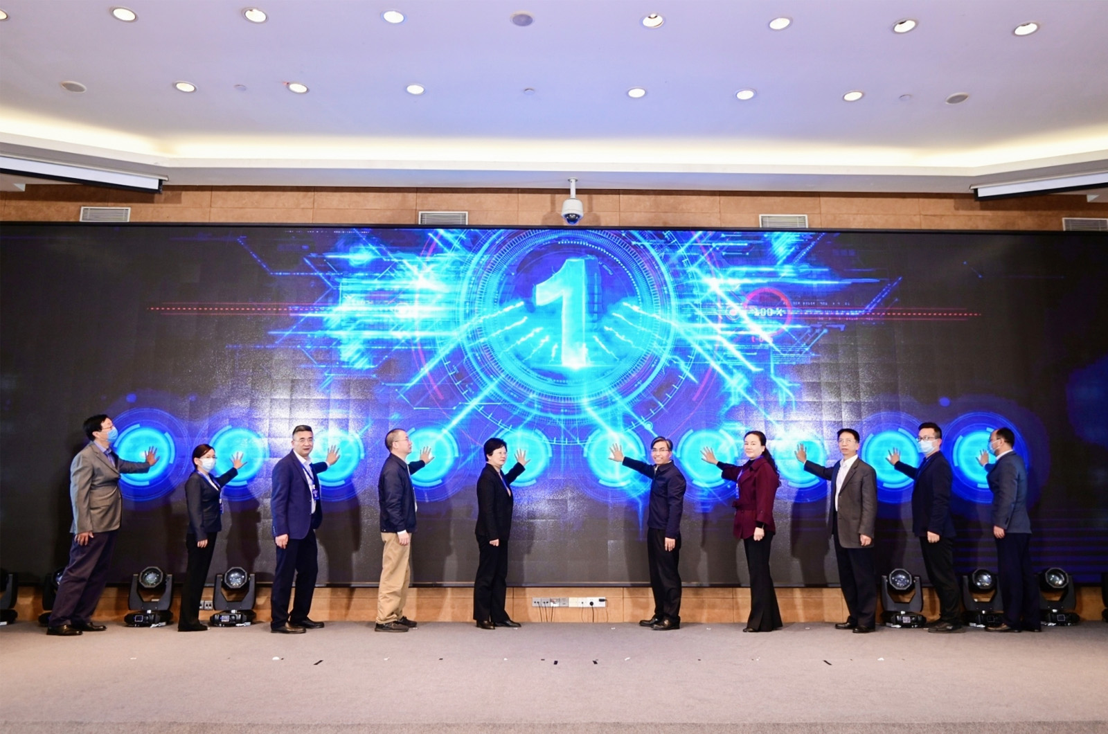 嘉賓手按大屏幕現(xiàn)場啟動簽約儀式