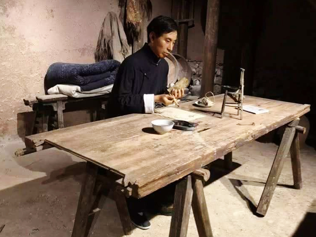 陳望道翻譯《共產(chǎn)黨宣言》場景再現(xiàn)