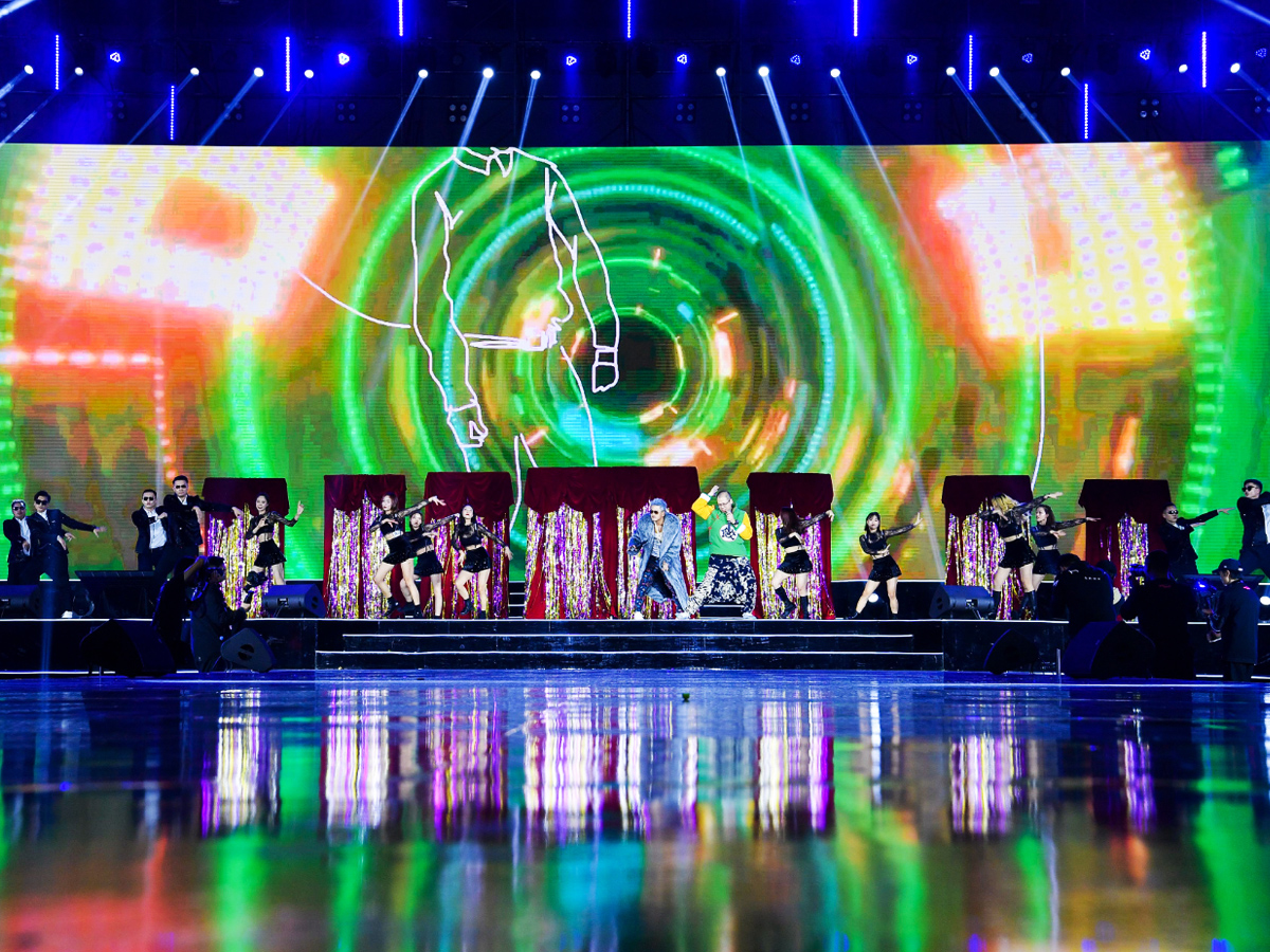 員工排演年會流行舞蹈節目